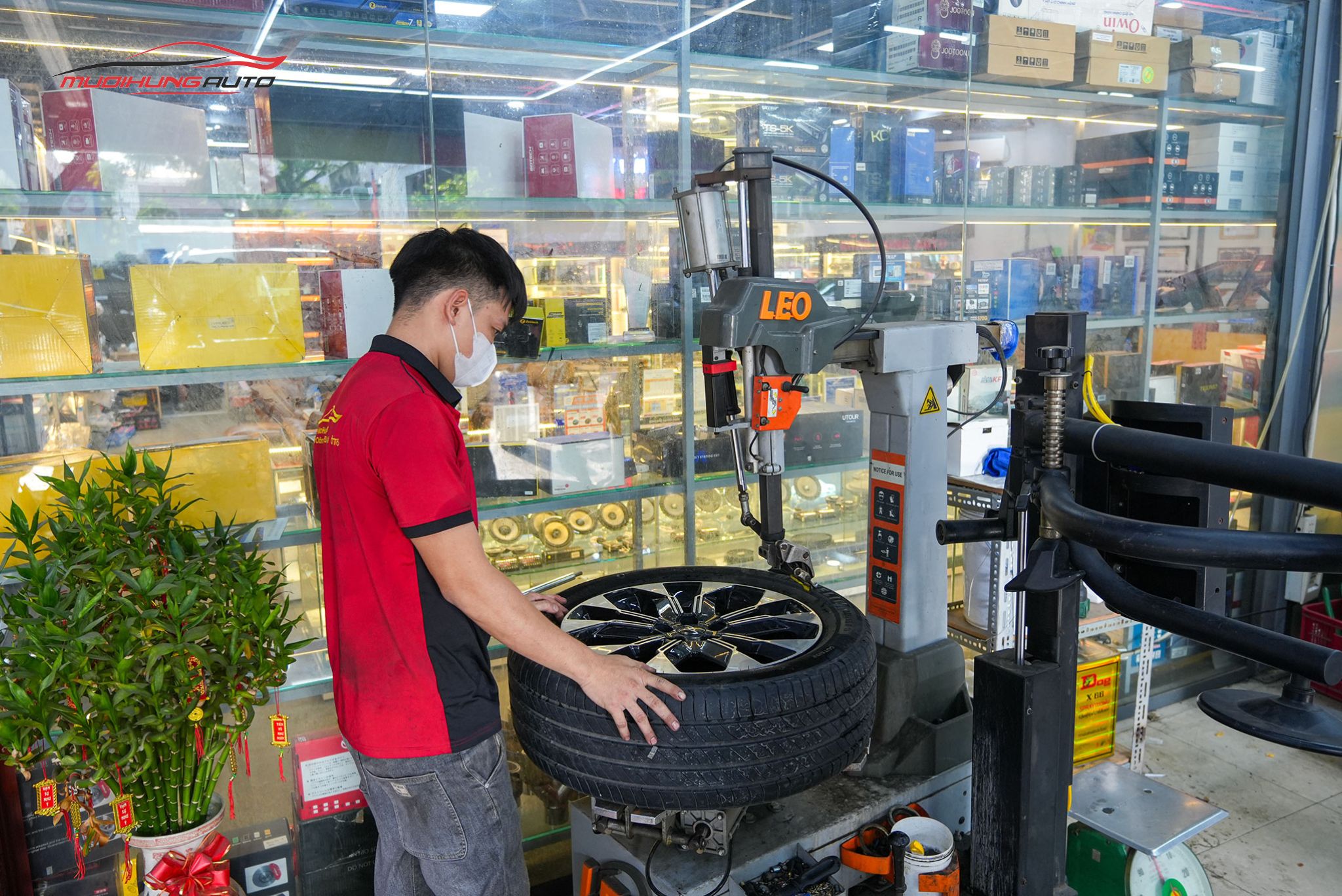 Kỹ thuật đang tháo lốp