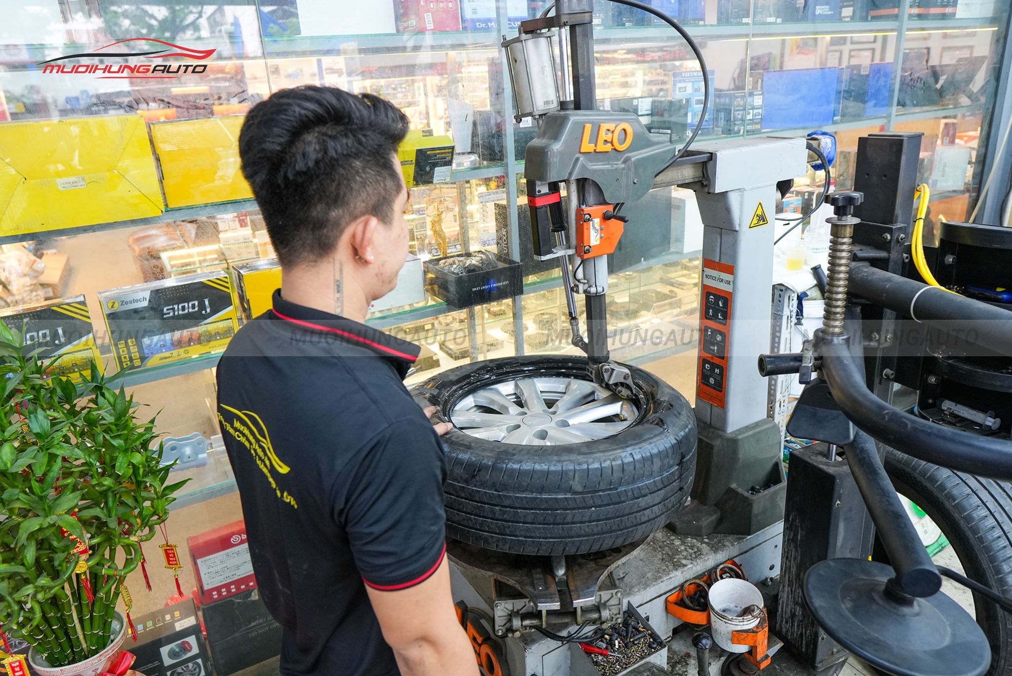 Kỹ thuật đang tháo lốp