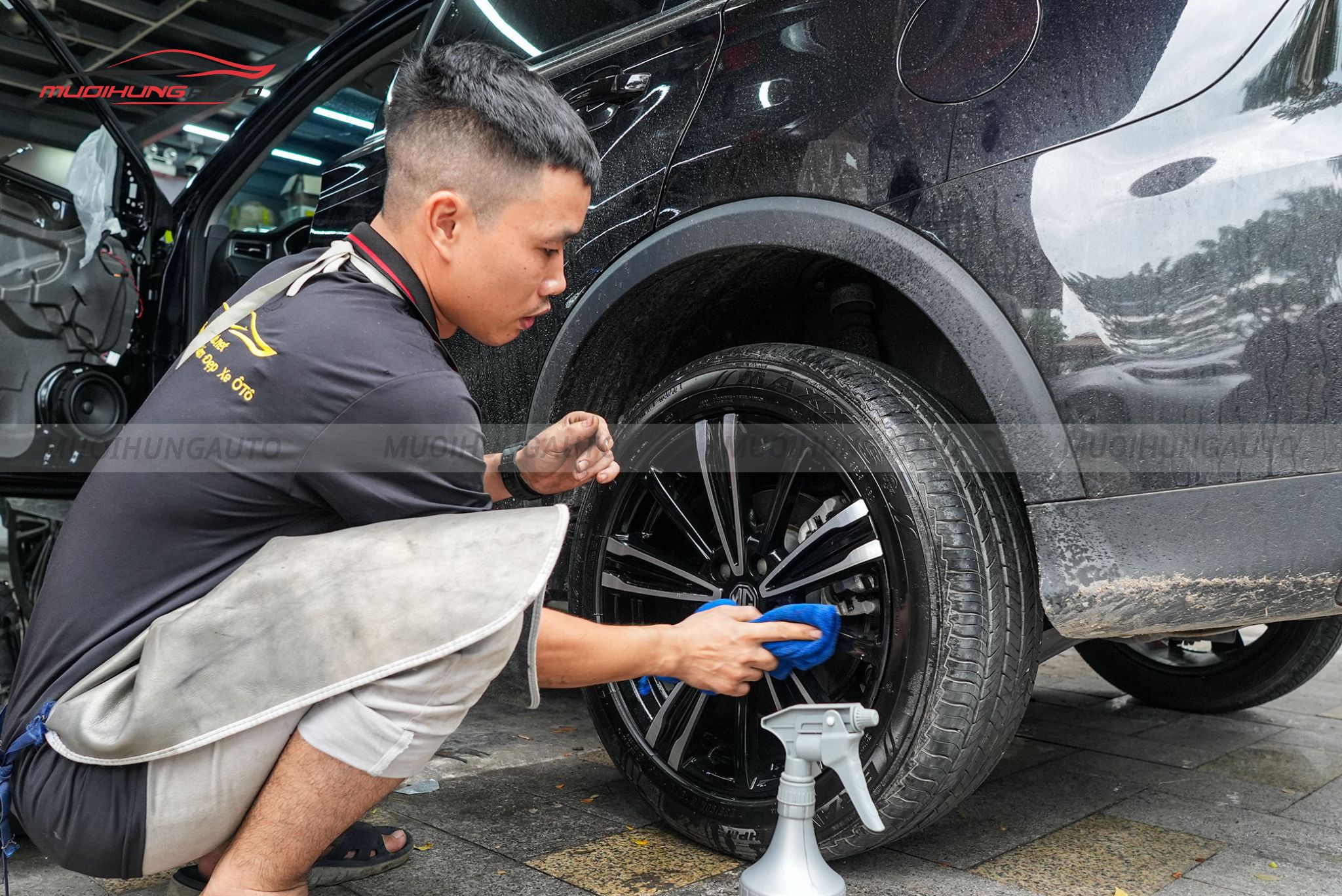 Kỹ thuật đang vệ sinh bánh xe