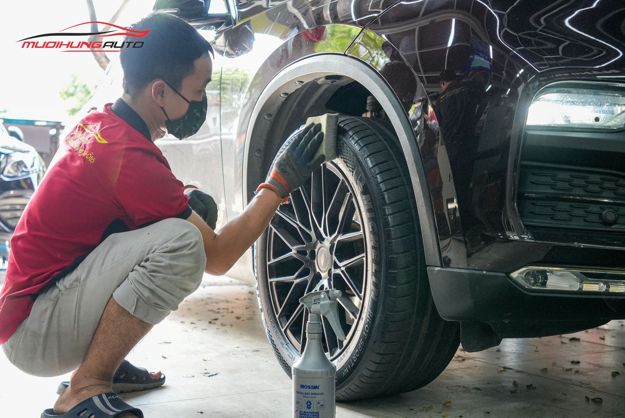 Kỹ thuật đang vệ sinh bánh xe