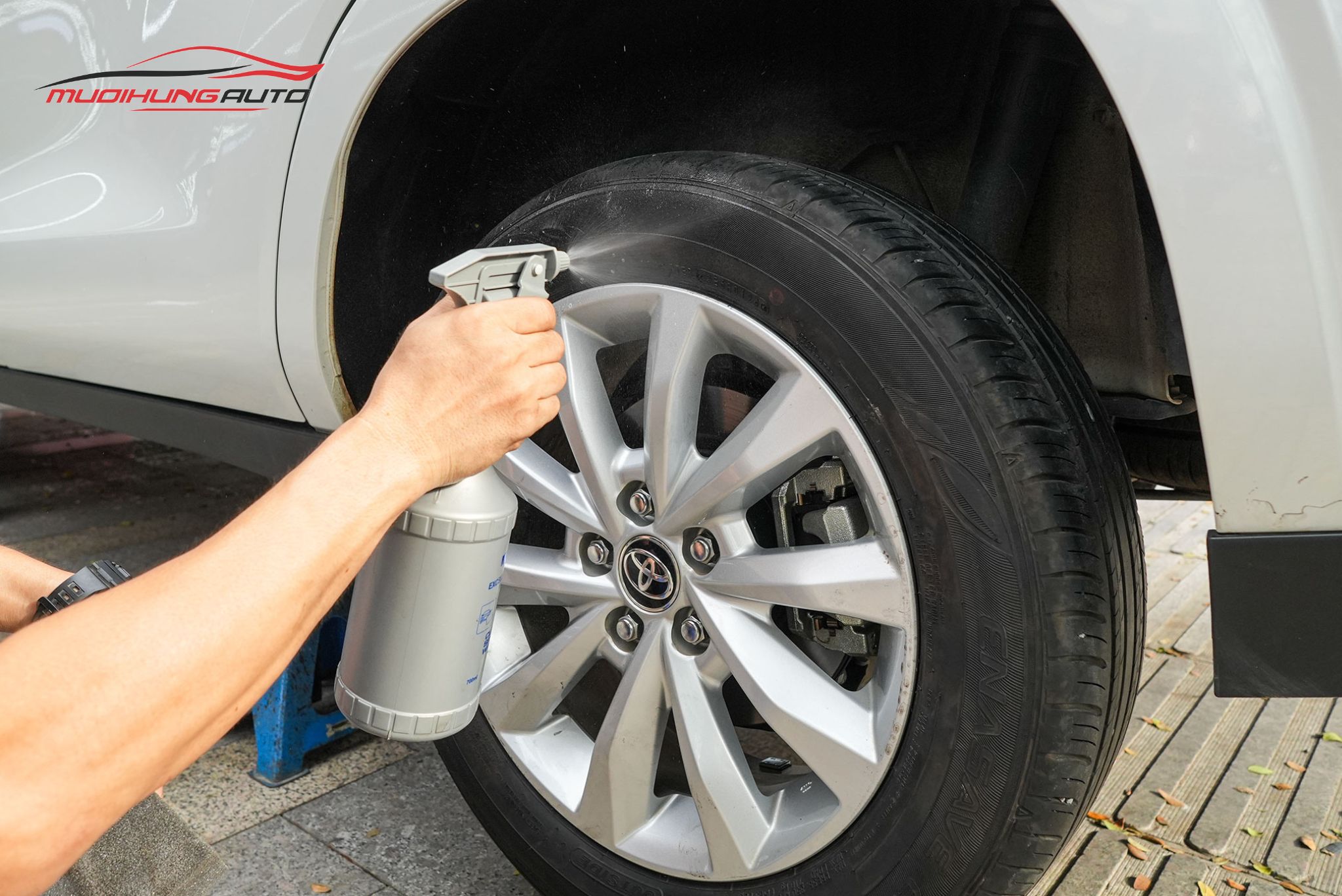 Kỹ thuật đang vệ sinh bánh xe