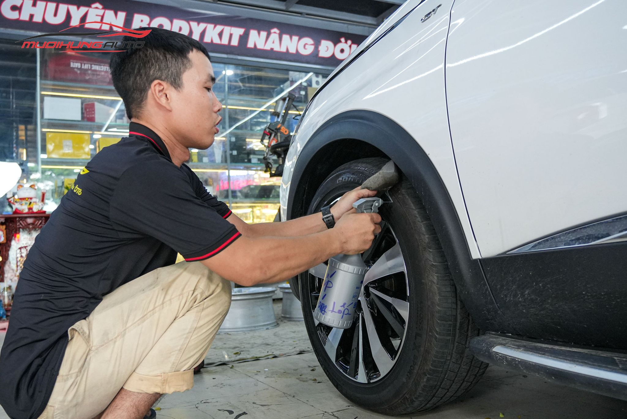 Kỹ thuật đang vệ sinh bánh xe