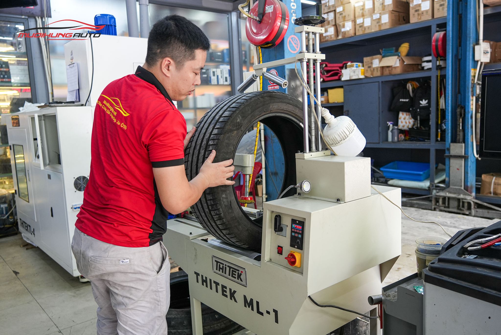 Kỹ thuật đang xử lốp trước khi tráng