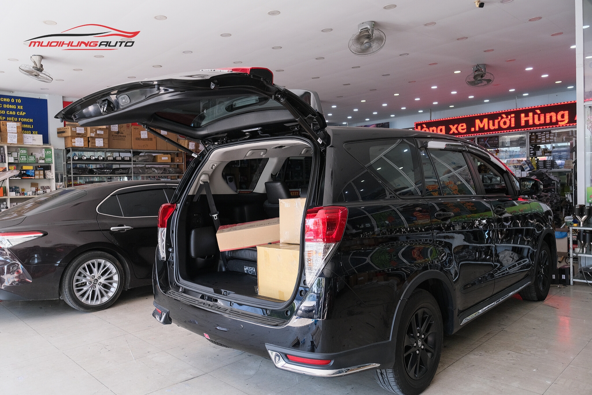 Lắp ty cốp điện ô tô Toyota Innova