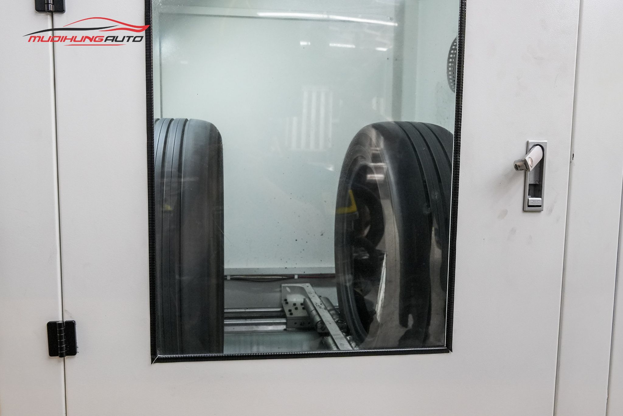 Tráng Lốp Chống Đinh Cho Xe Mitsubishi Xpander