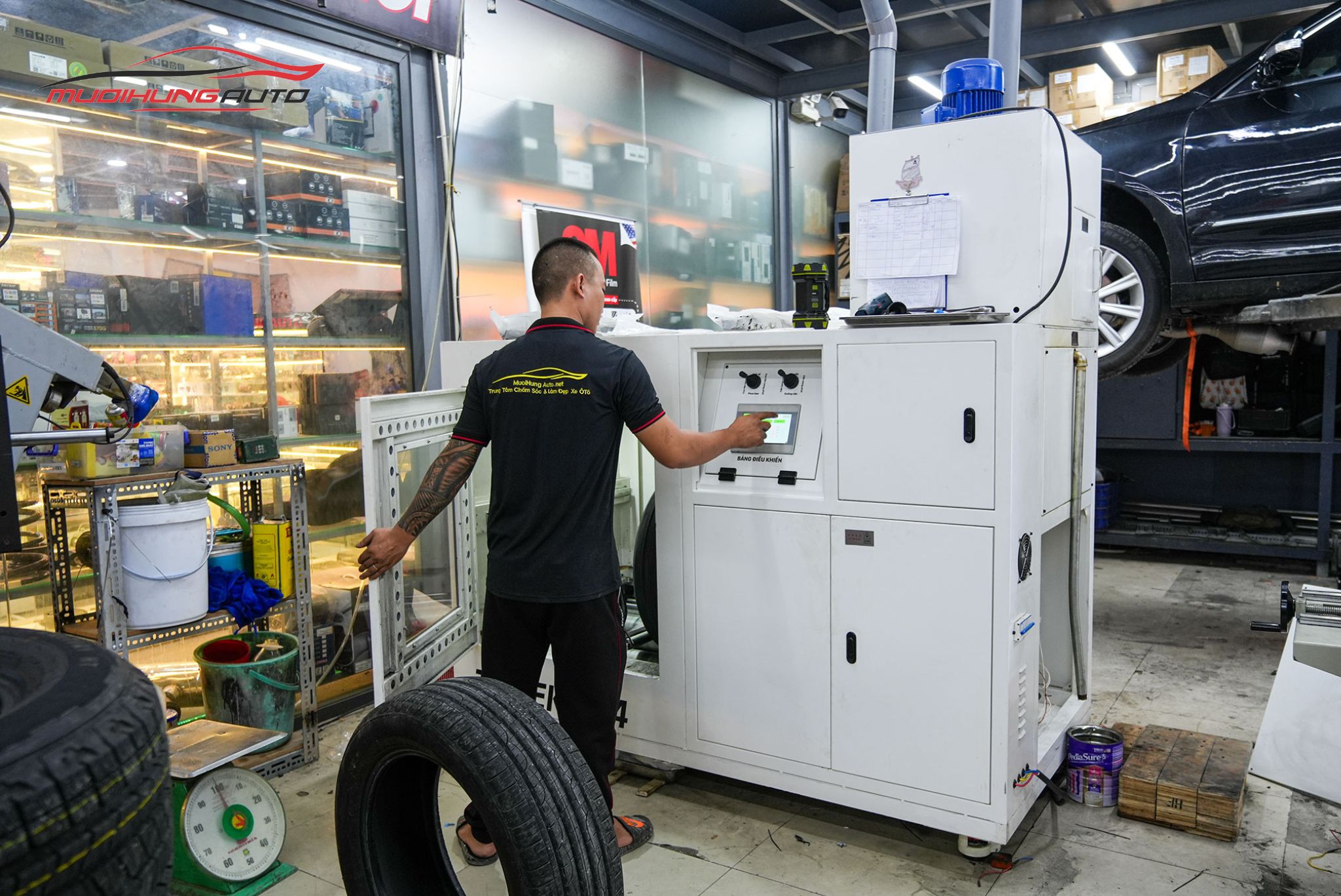 Lốp đang được đưa vào máy