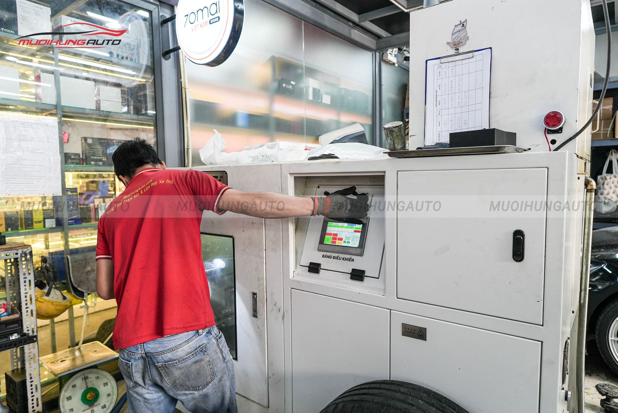 Lốp đang được đưa vào máy