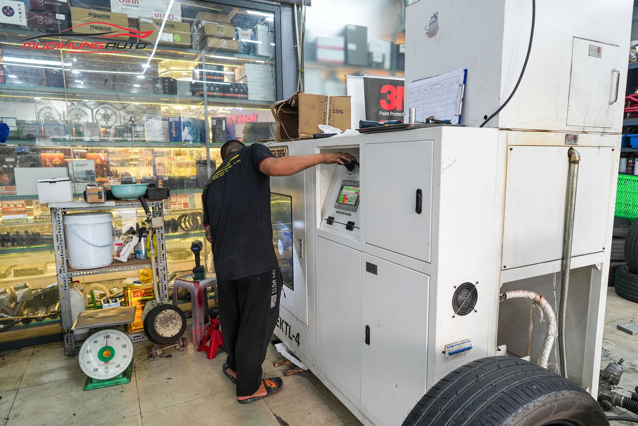 Lốp đang được đưa vào máy