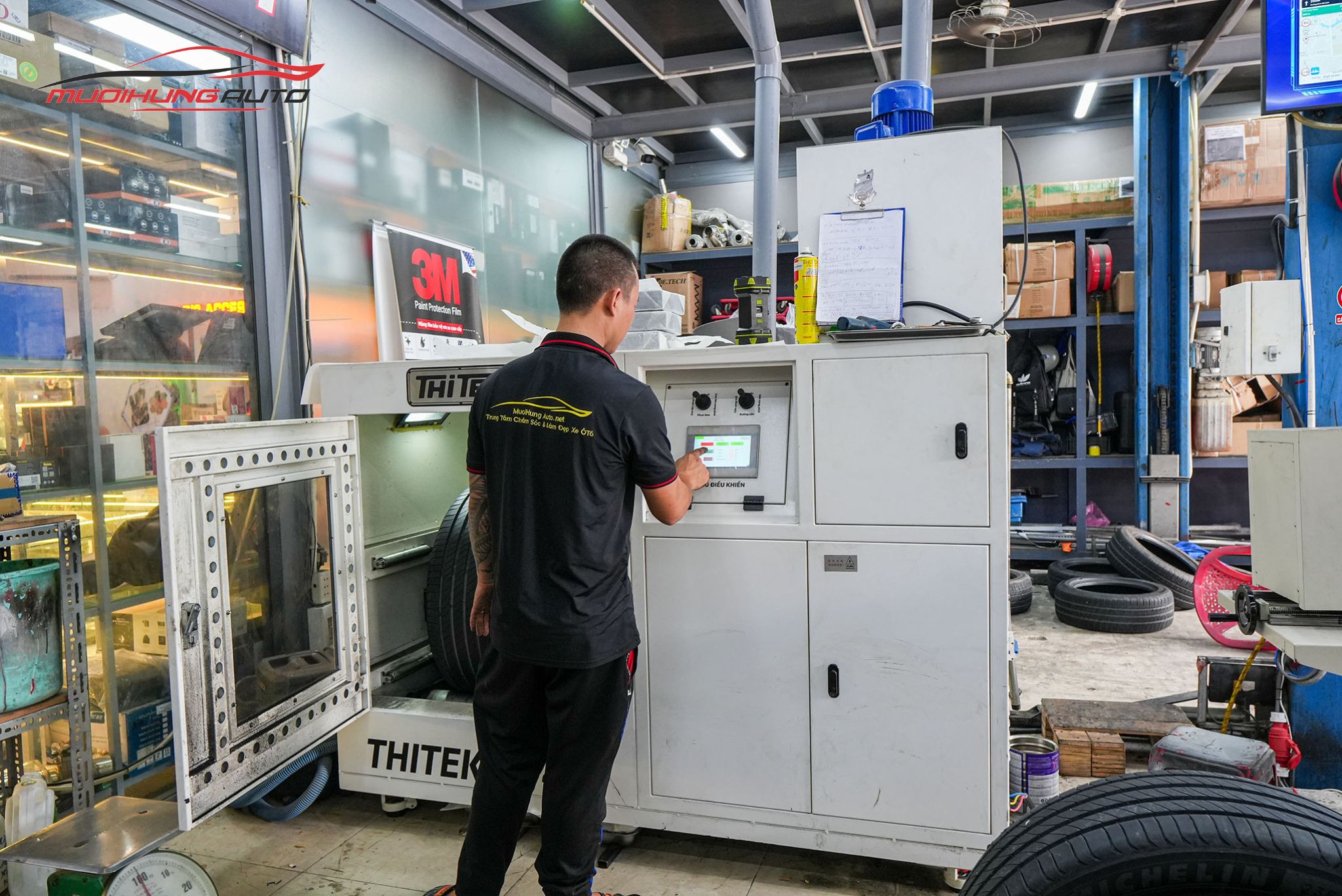 Lốp đang được đưa vào máy