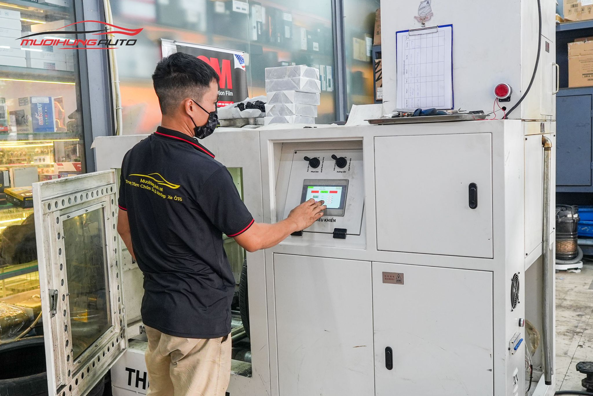 Lốp đang được đưa vào máy