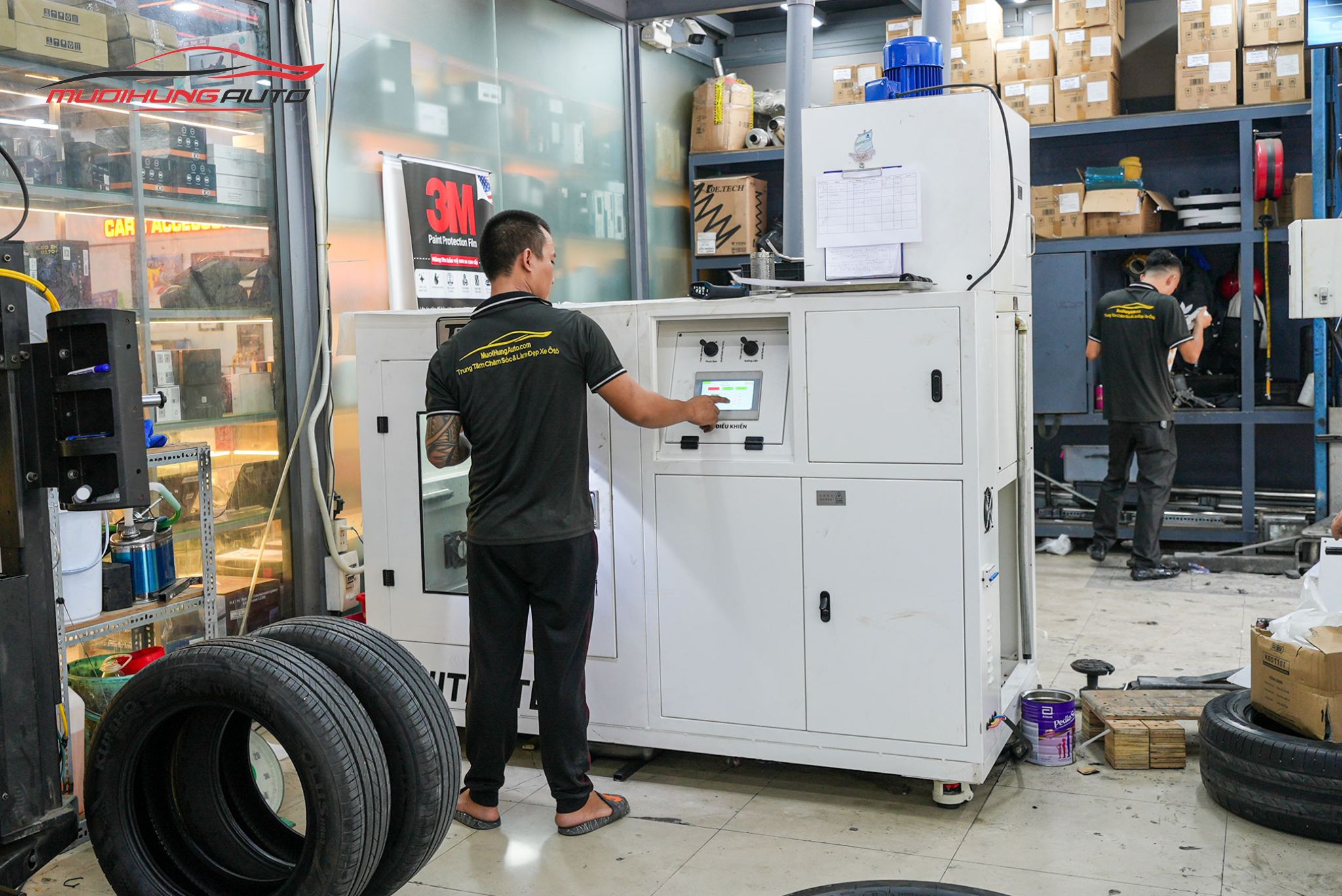 Lốp đang được đưa vào máy