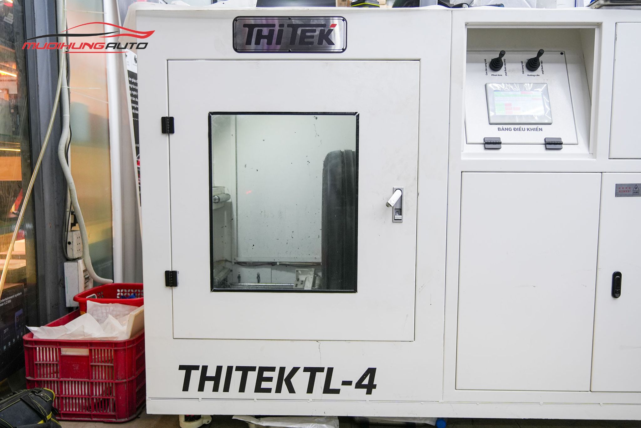 Lốp đang được đưa vào máy