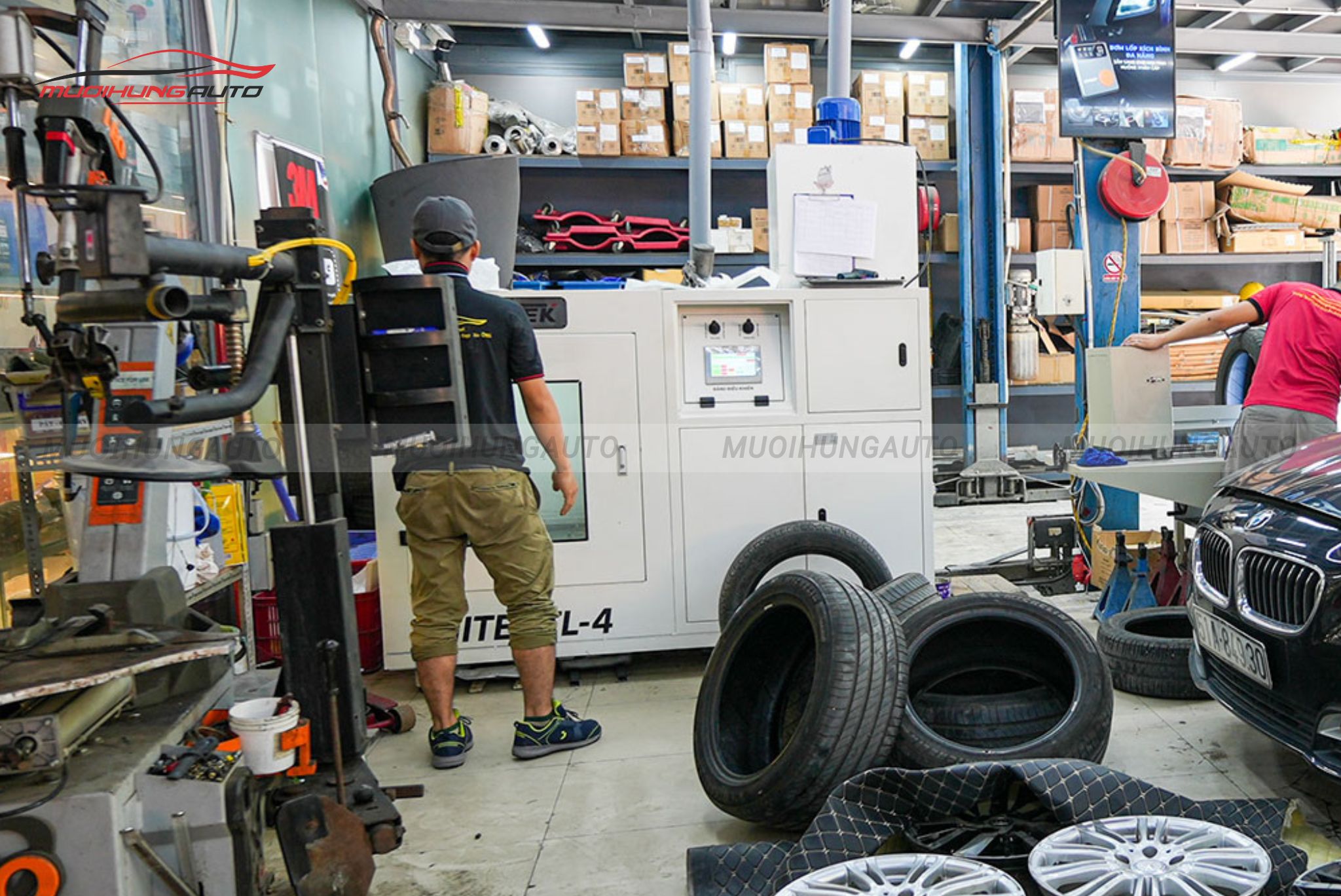 Lốp đang được đưa vào máy