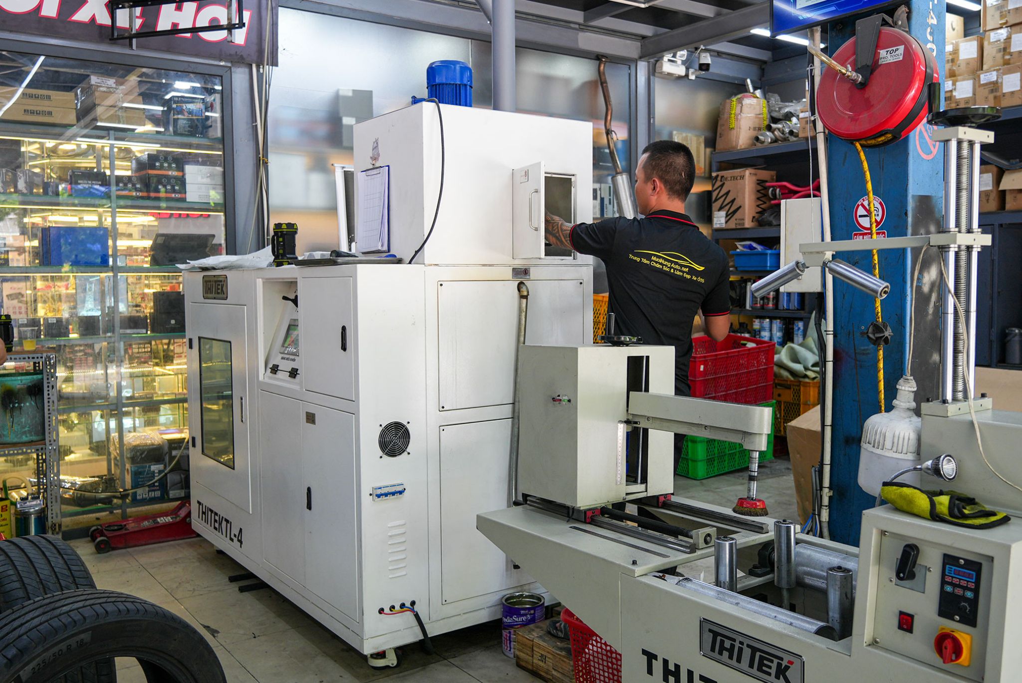 Lốp đang được đưa vào máy