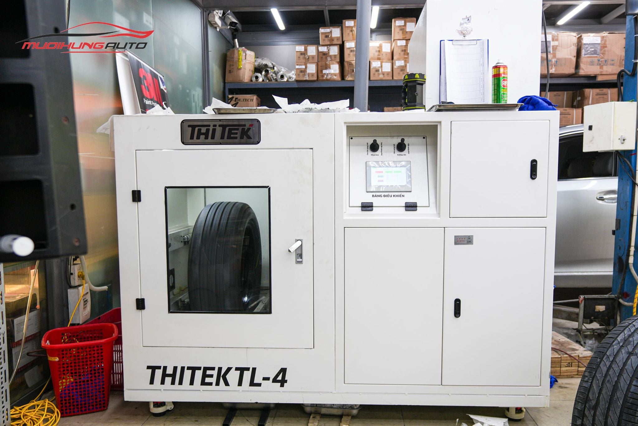 Lốp đang được đưa vào máy