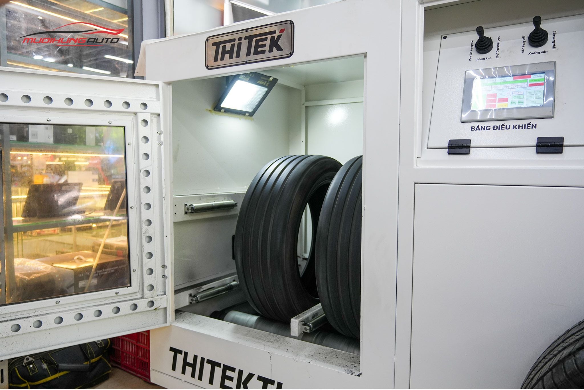 Lốp đang được đưa vào máy