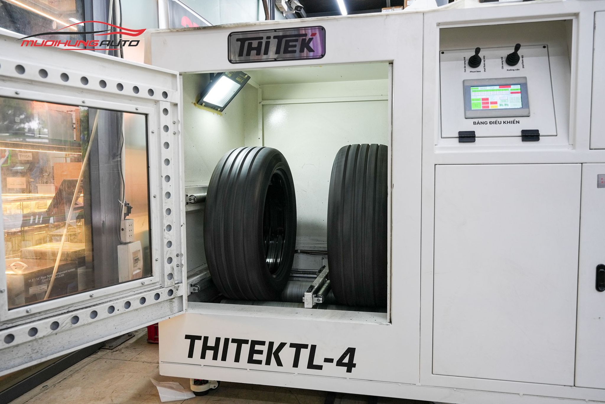 Lốp đang được đưa vào máy