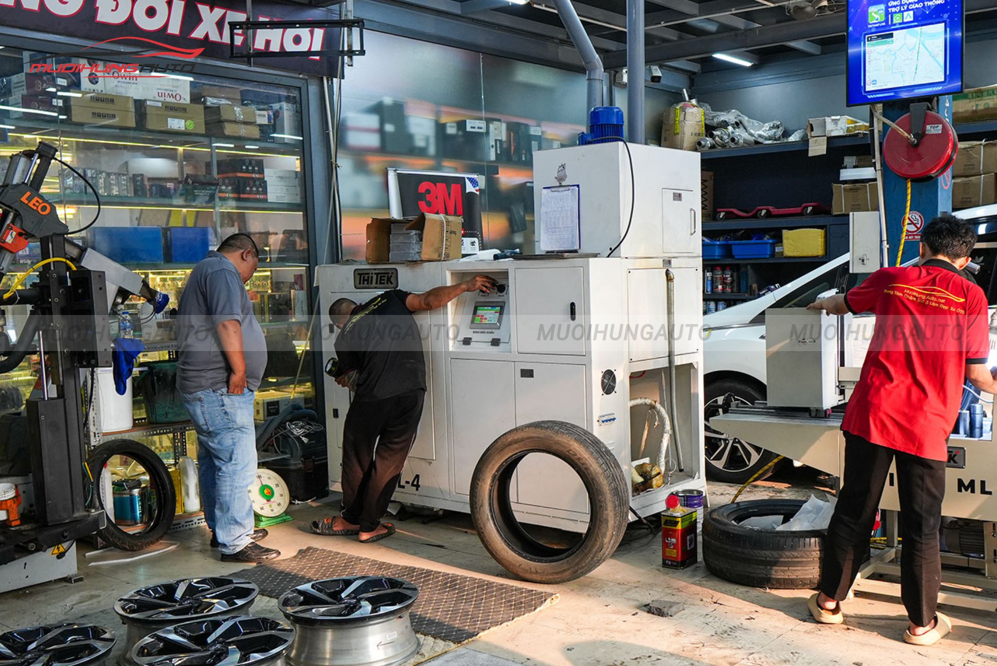 Lốp đang được đưa vào máy