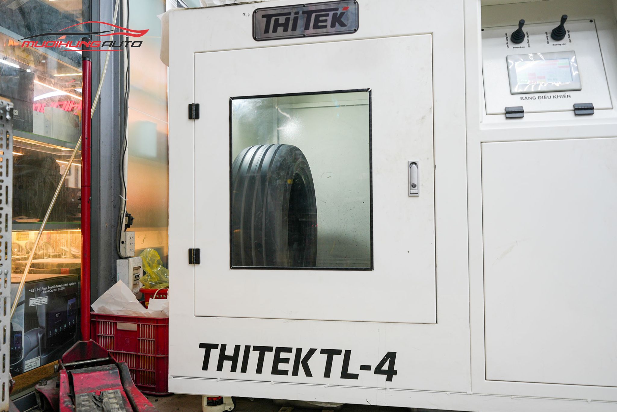 Lốp đang được đưa vào máy