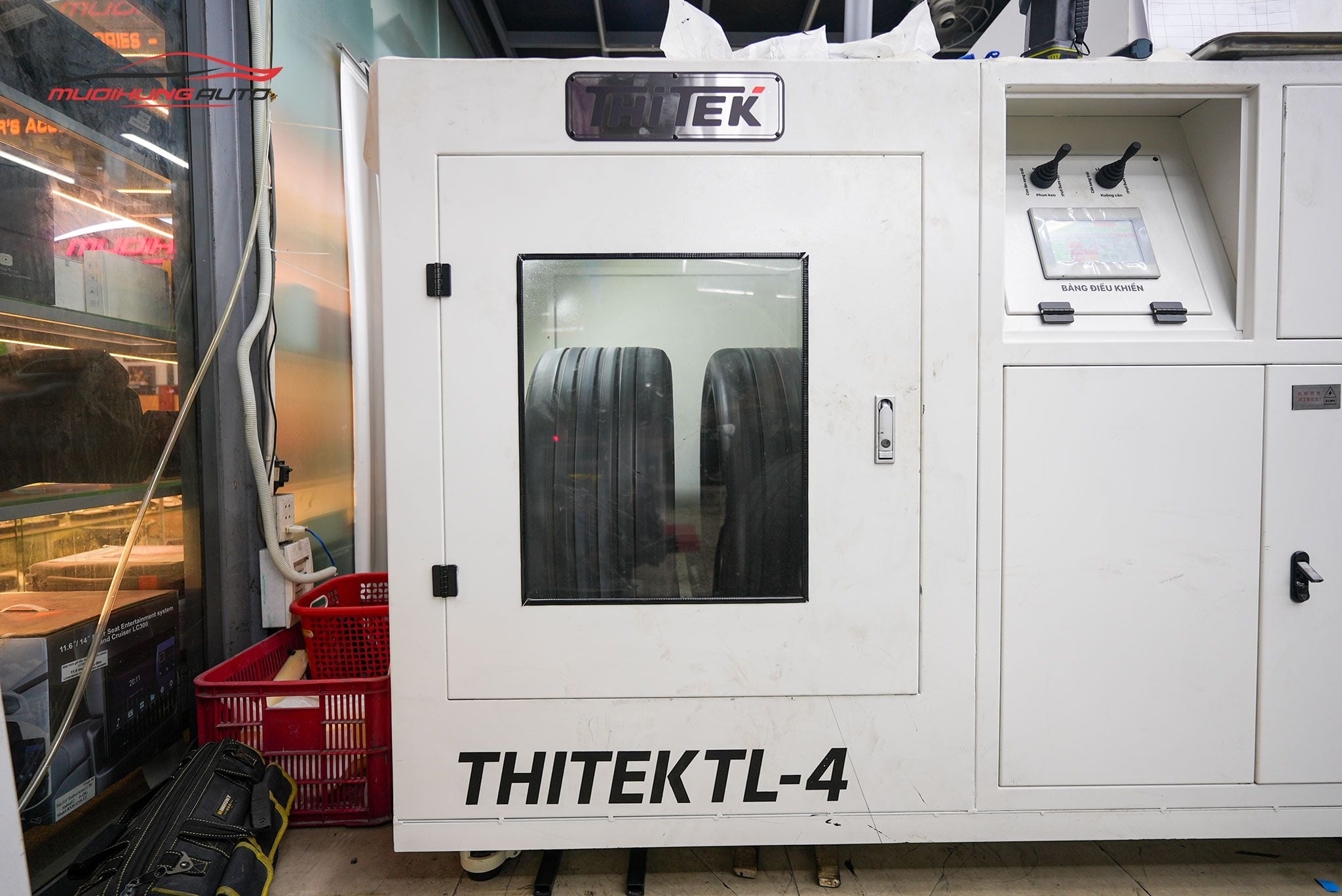 Lốp được đưa vào máy tráng lốp