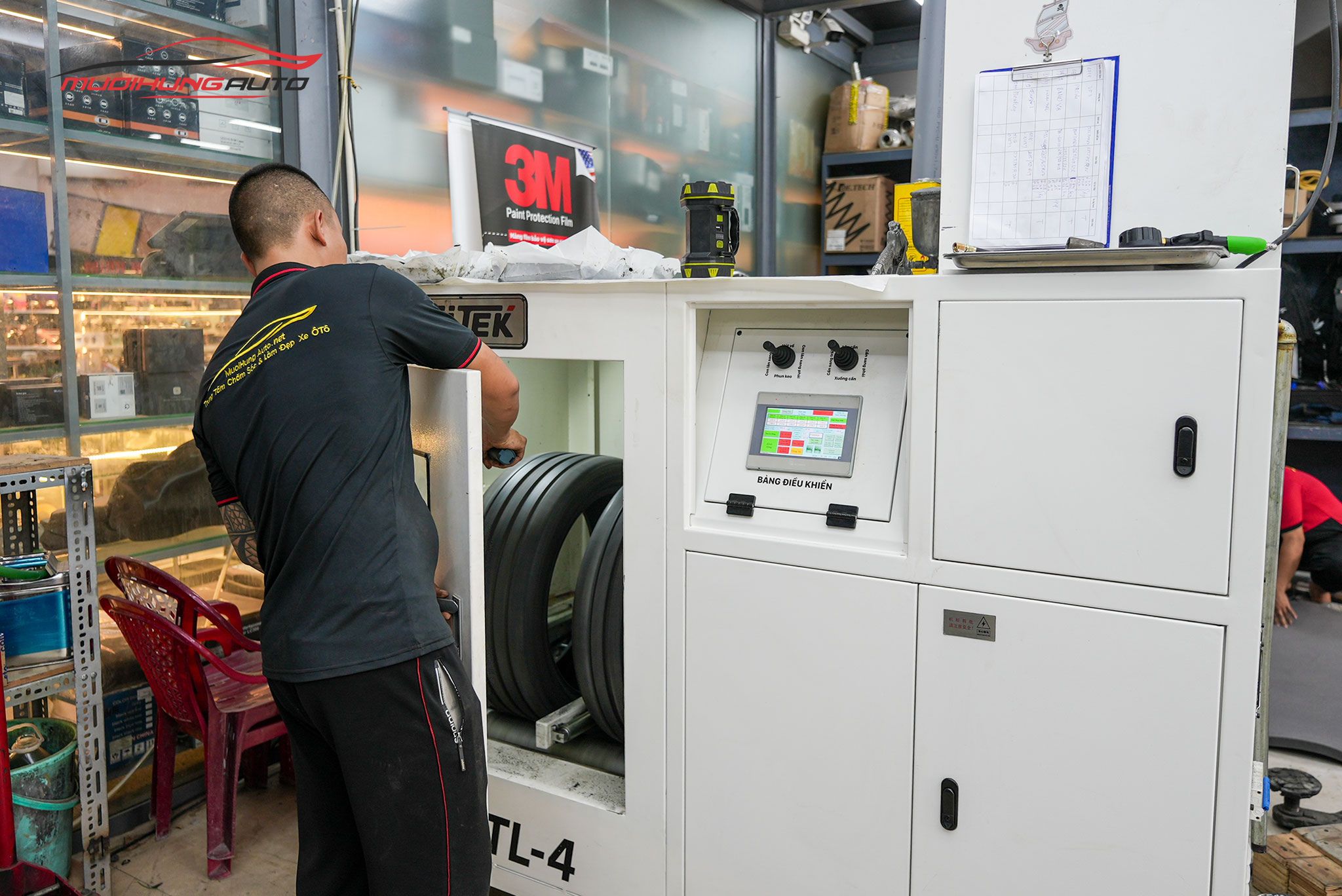 Lốp được đưa vào máy