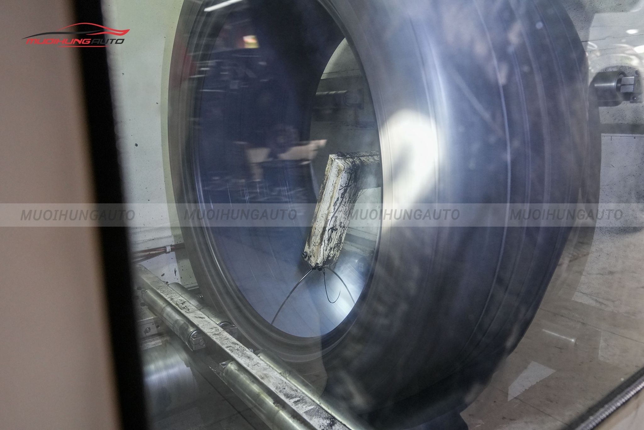 Lốp được đưa vào máy