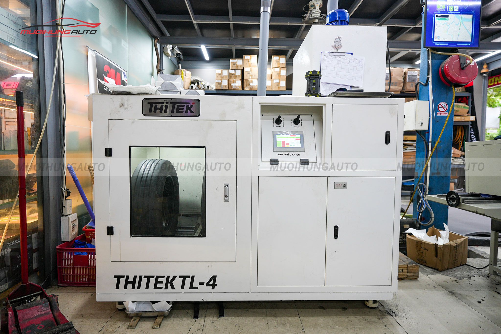 Lốp được đưa vào máy