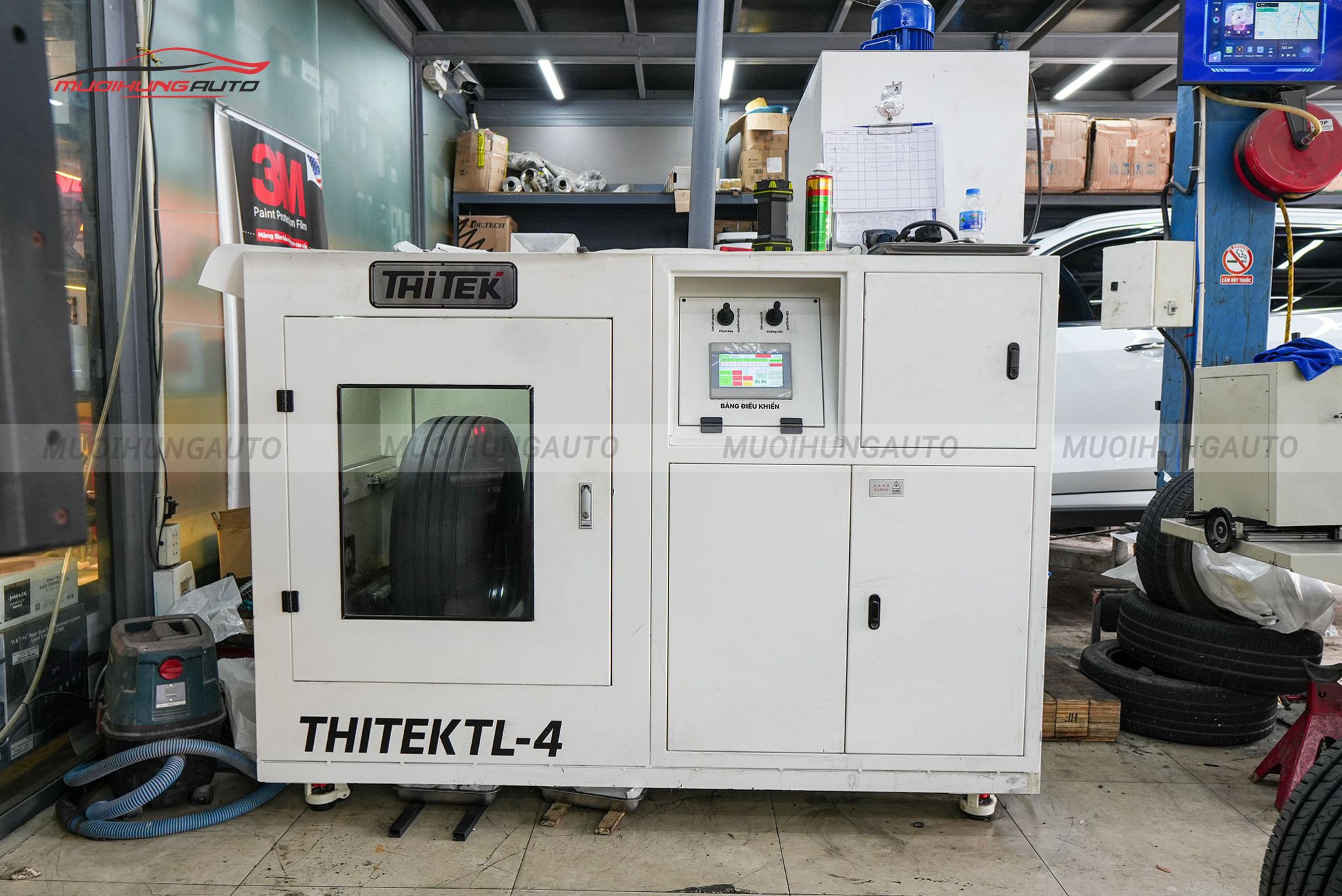 Lốp được đưa vào máy