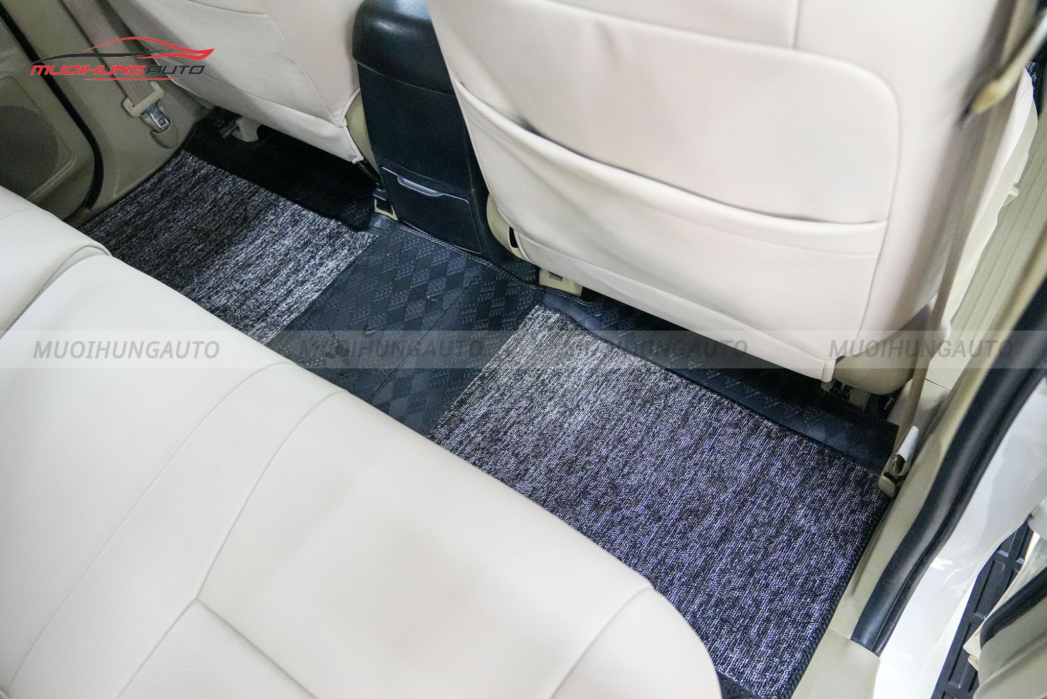 Lót sàn Lavor hàng ghế 2 cho Toyota Fortuner 2013