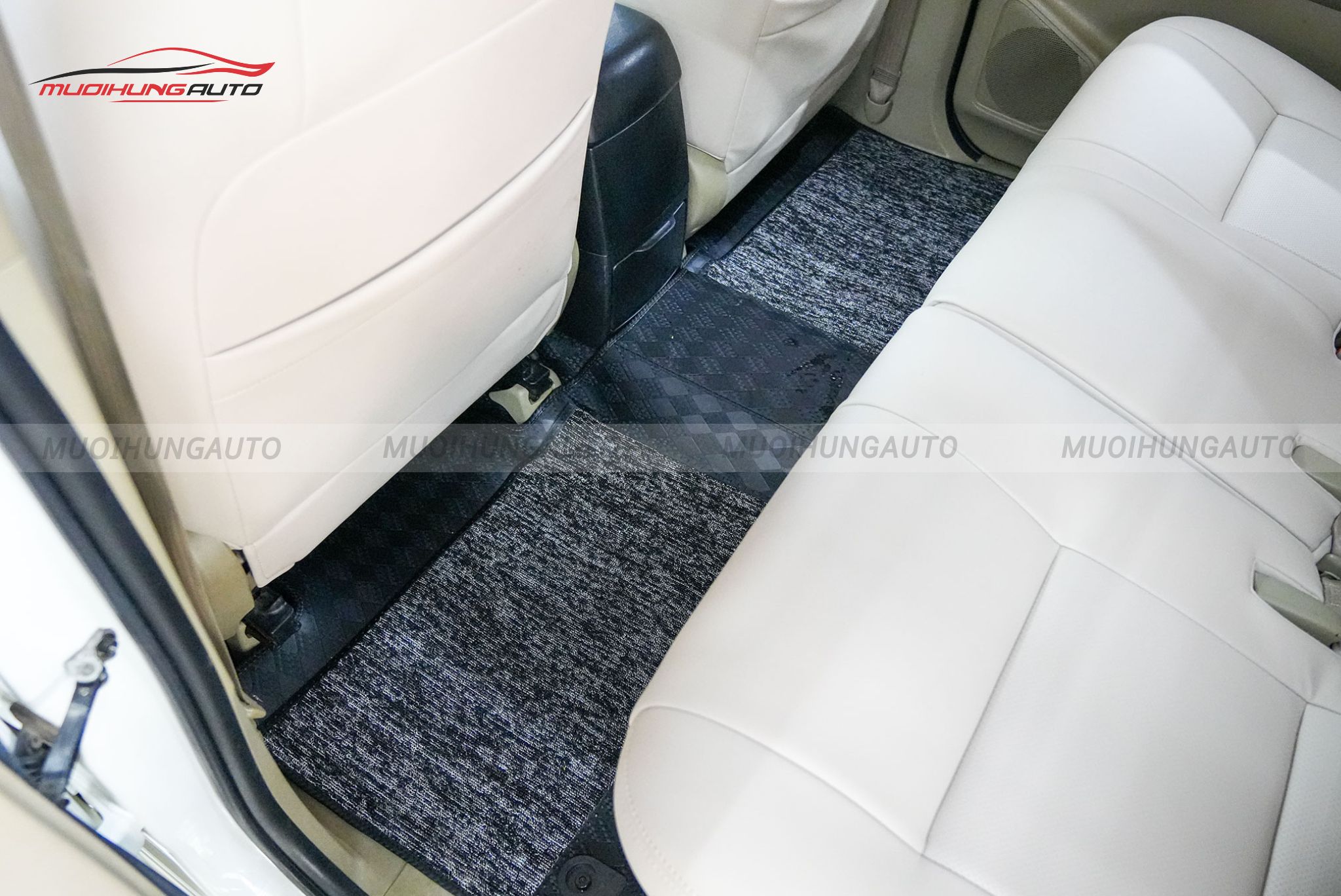 Lót sàn Lavor hàng ghế 2 cho xe Toyota Fortuner 2013