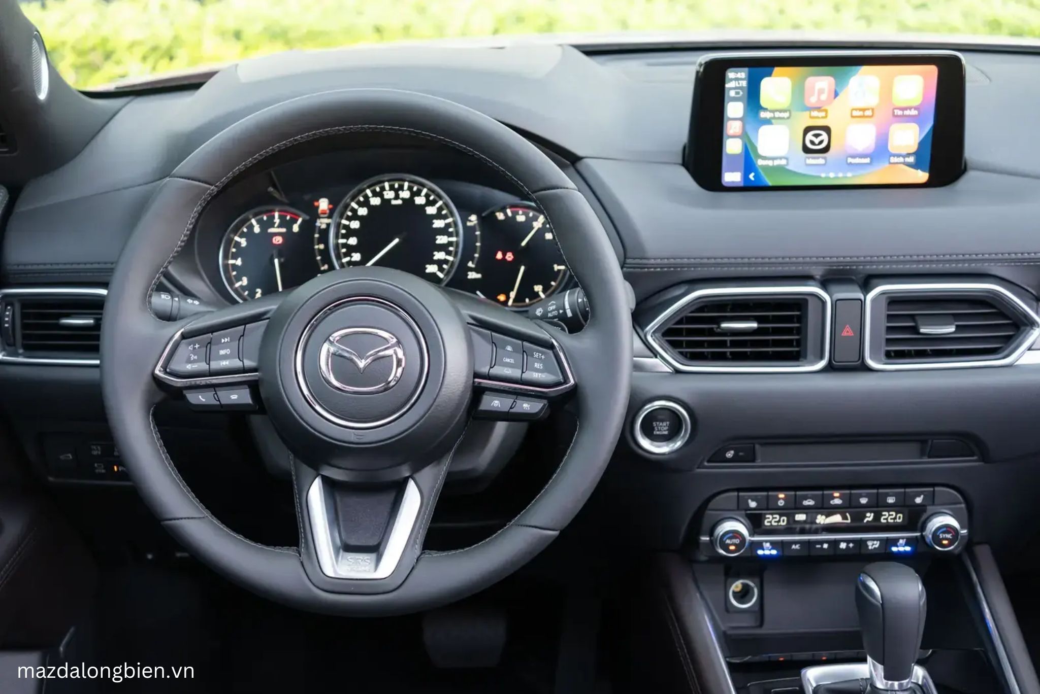 Vô lăng Mazda CX5 2025 được bọc da sang trọng