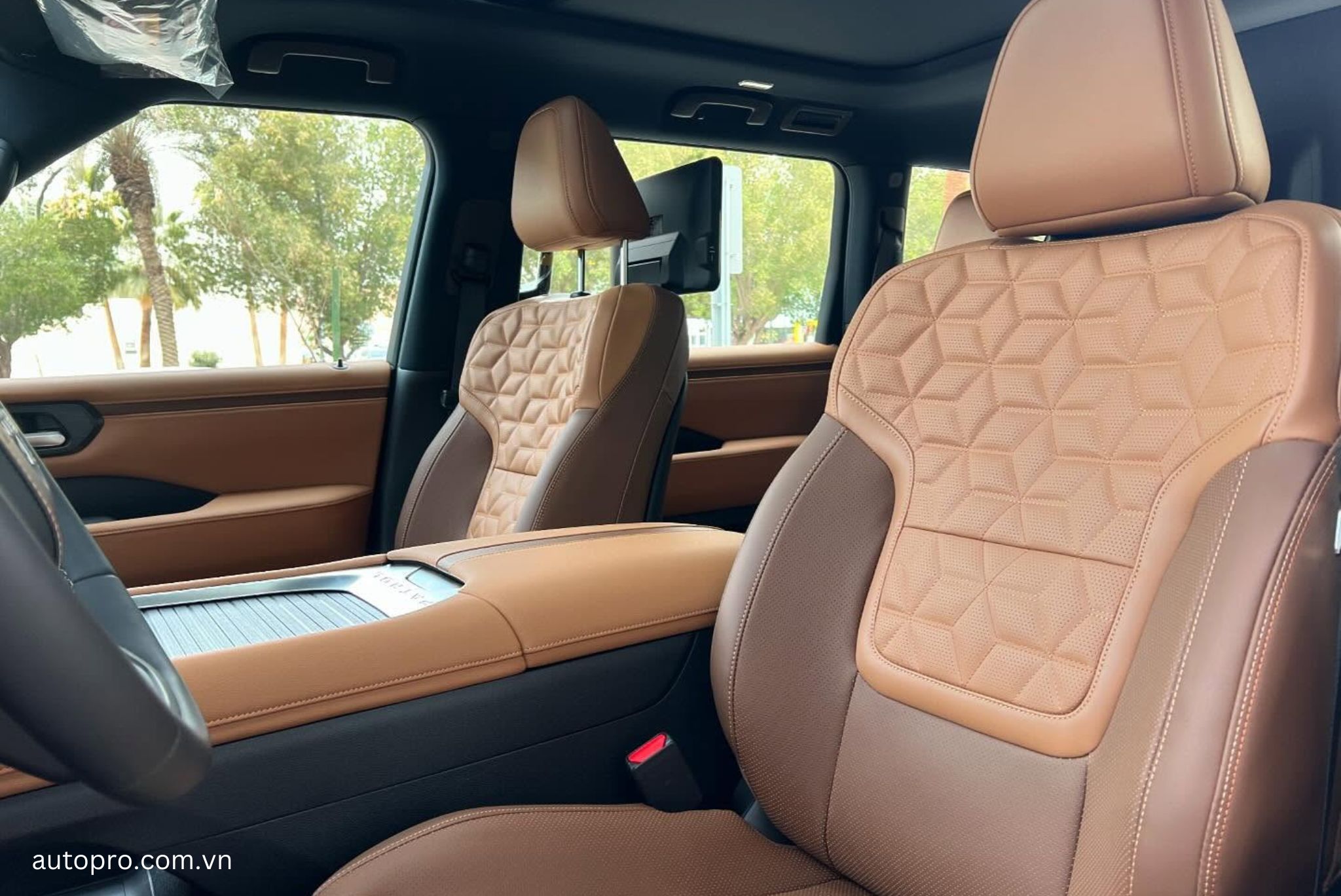 Nissan Patrol 2025 bọc da toàn bộ ghế ngồi