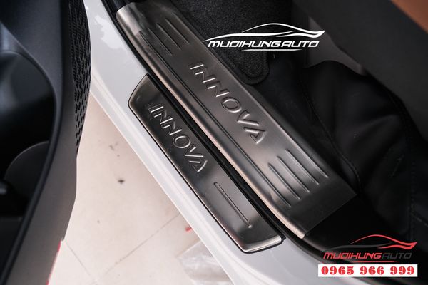 Nẹp bước chân chống trầy xe Toyota Innova 2019 01