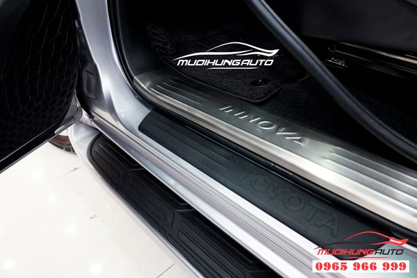 Nẹp bước chân chống trầy xe Toyota Innova 2019 02