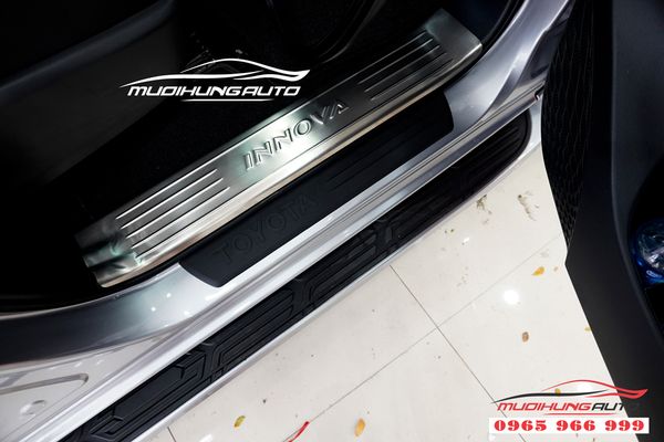 Nẹp bước chân chống trầy xe Toyota Innova 2019 03