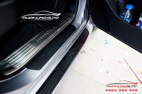 Nẹp bước chân chống trầy xe Toyota Innova 2019 04