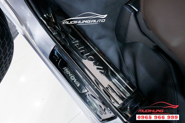 Nẹp bước chân chống trầy xe Toyota Innova 2019 05