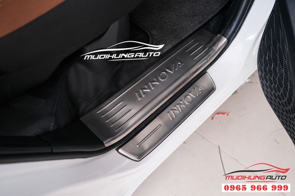 Nẹp bước chân chống trầy xe Toyota Innova 2019 06