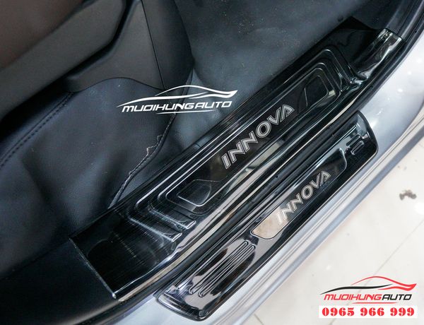 Nẹp bước chân chống trầy xe Toyota Innova 2019 07