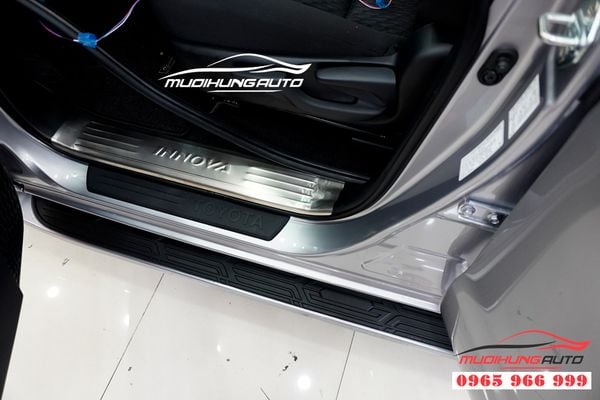 Nẹp bước chân chống trầy xe Toyota Innova 2019 08