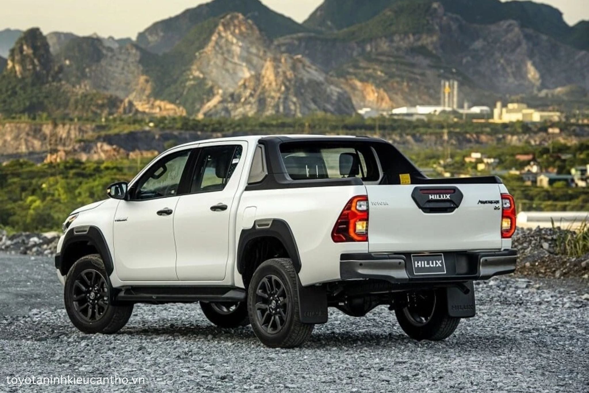 Toyota Hilux 2025 - Đánh giá chung, thông số, giá lăn bánh mới nhất 2/2025