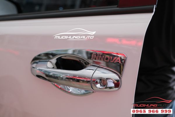 Tay chén cửa Toyota Innova 2019 01