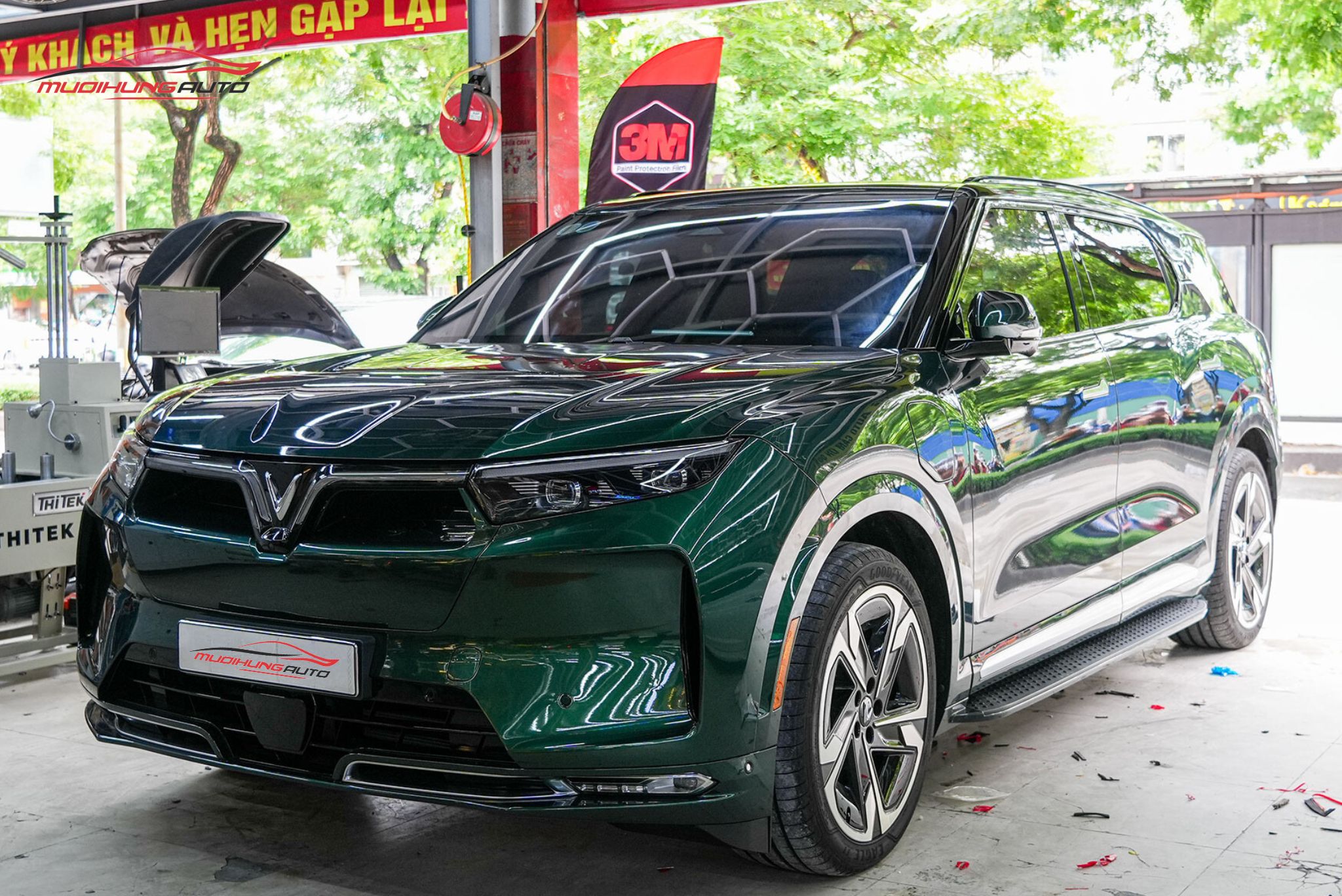 Hình ảnh thực tế dán phim PPF TPU SUNROOF cách nhiệt cửa sổ trời xe Vinfast VF9 2024