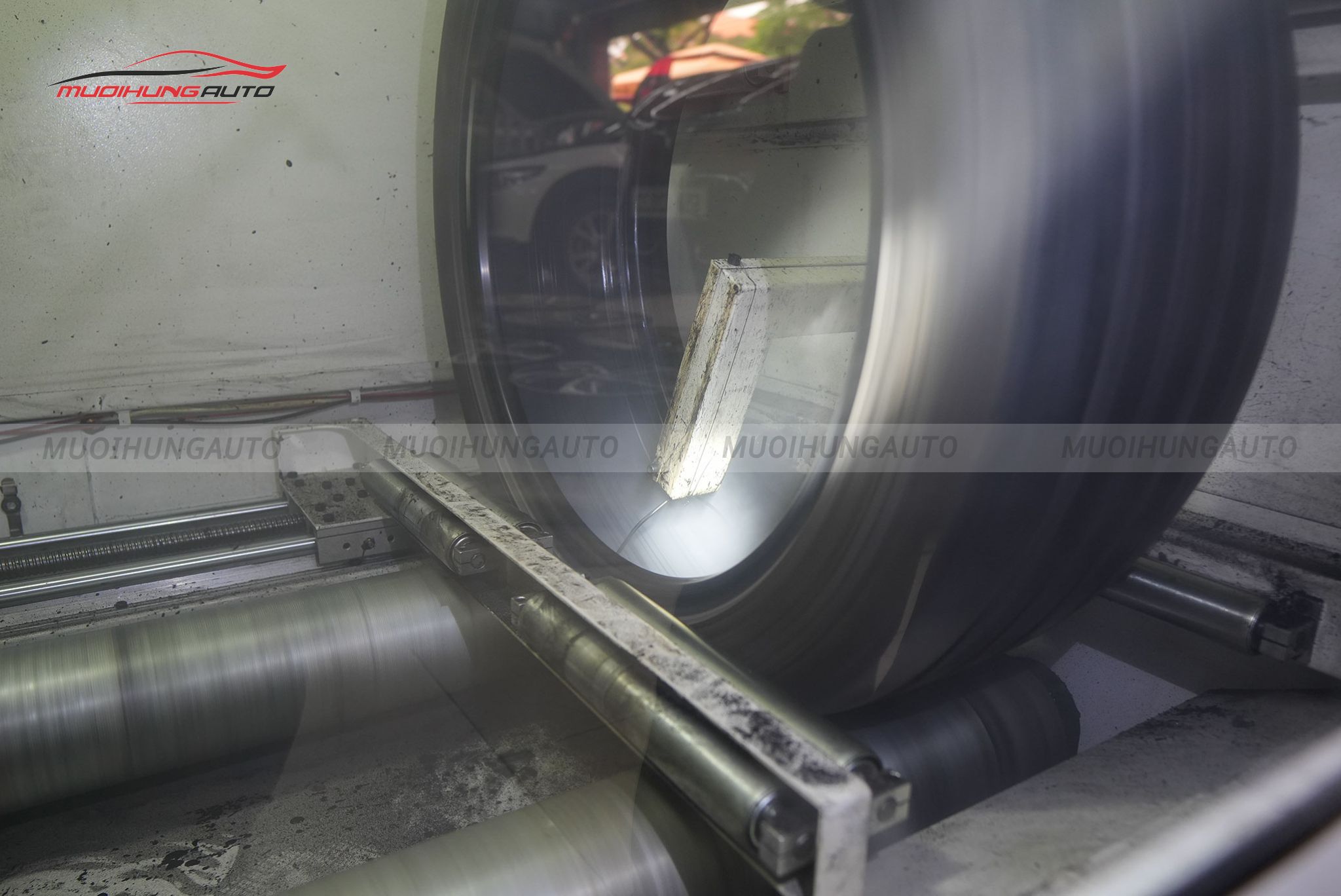 Tiến hành tráng lốp chống đinh cho xe