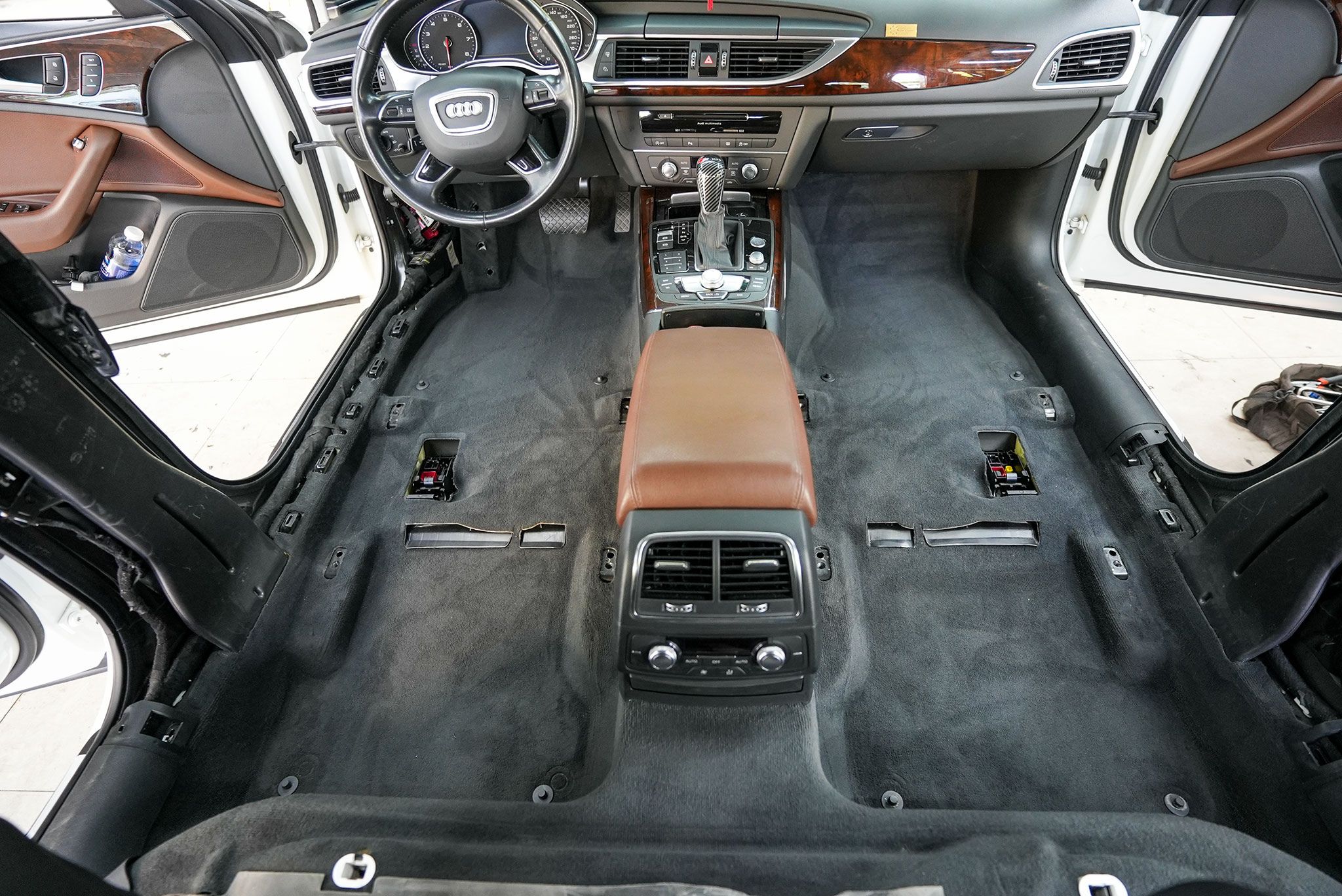 Trước khi bọc sàn Lavor cho xe Audi A6