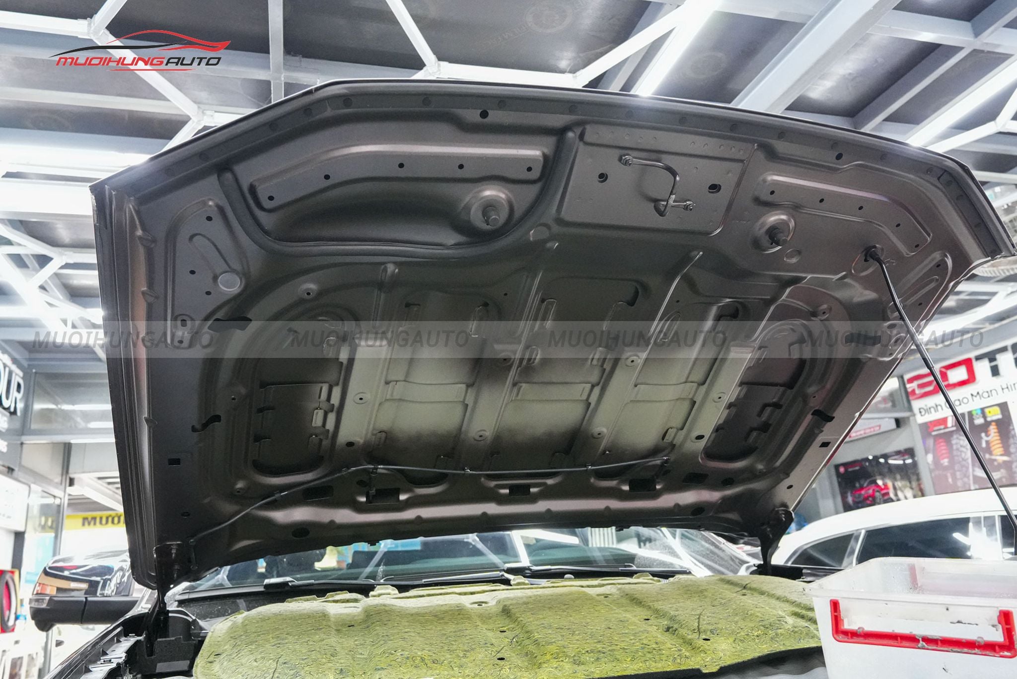 Trước khi dán cách âm nắp capo Ford Everest 2024