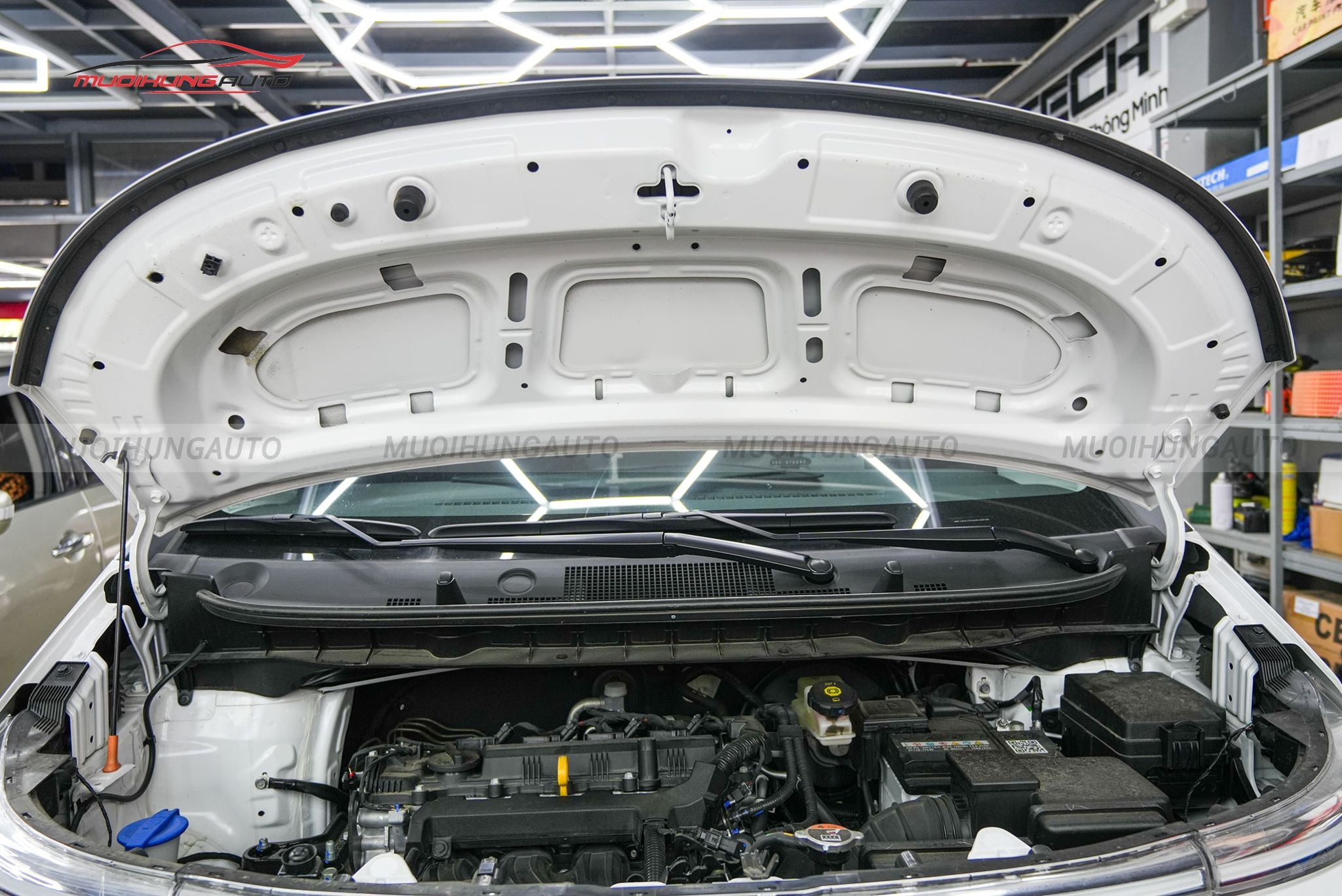 Trước khi dán cách âm nắp capo Hyundai Stargazer