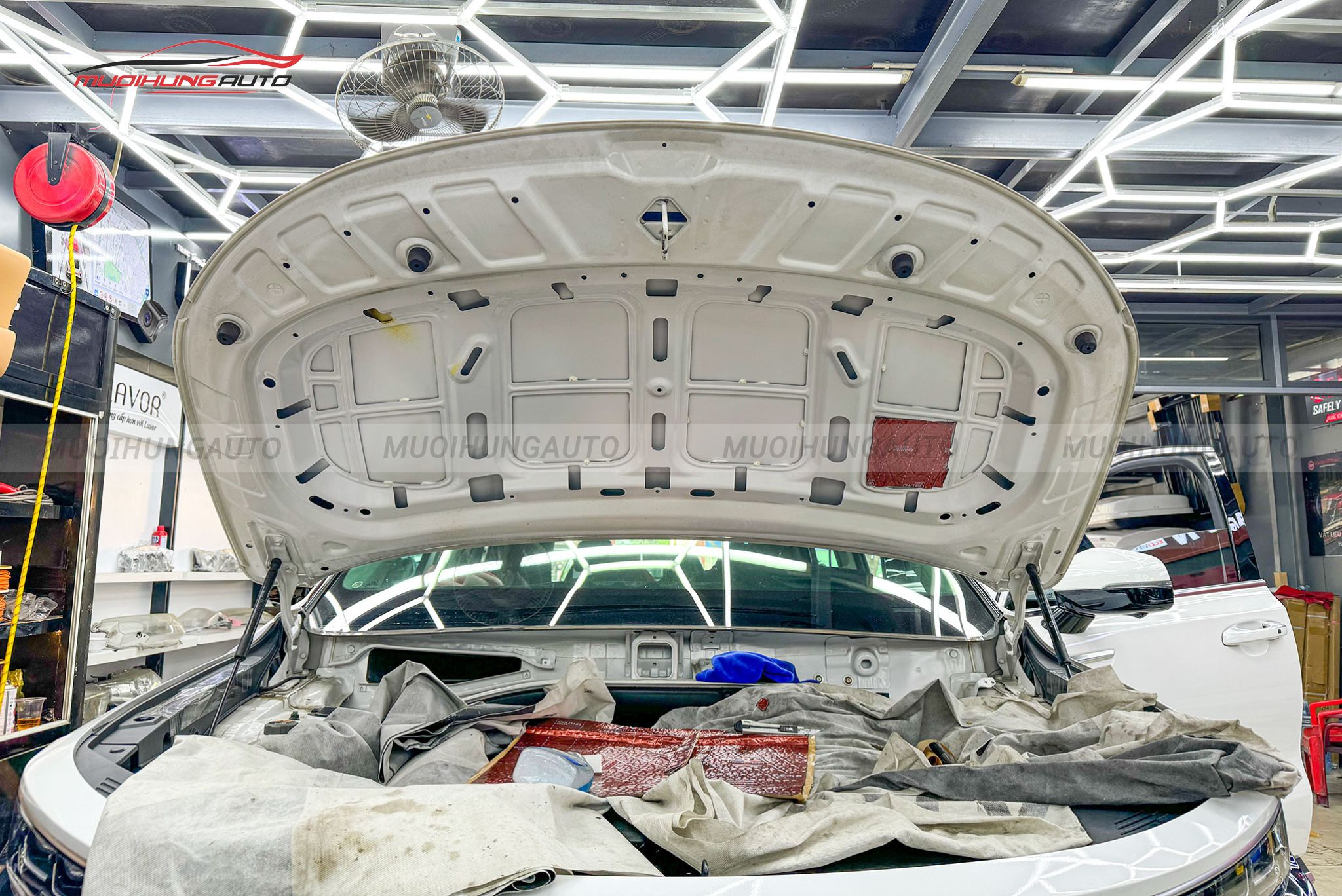 Trước khi dán cách âm nắp capo Kia Sorento 2023