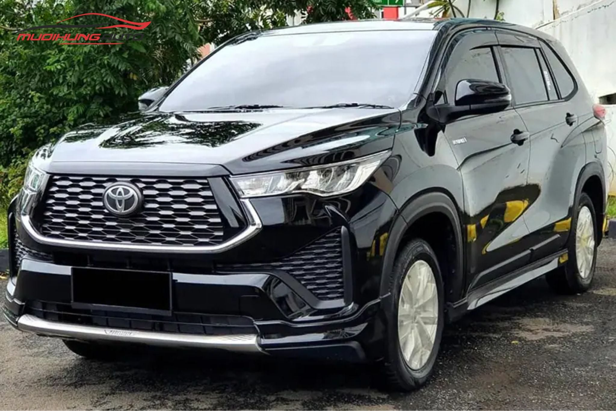 Trước khi lắp bệ bước chân Toyota Innova Cross 2024