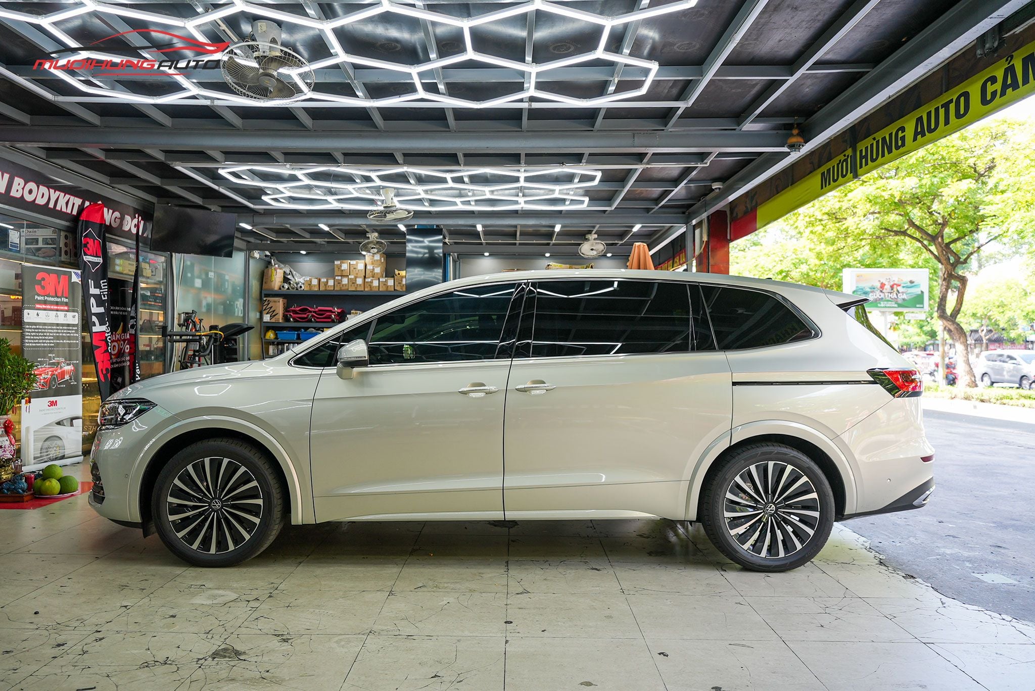 Trước khi lắp bệ bước điện có đèn Volkswagen Viloran